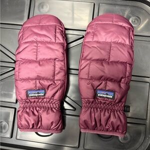 Patagonia women’s Plum Mittens NWOT